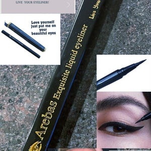 Può includere: Eyeliner nero con scritte dorate che recitano "Arebas Exquisite liquid eyeliner" e "Live Your Eyeliner". L'immagine include un primo piano di un occhio con eyeliner e il testo "Fine Tip Extraordinary".