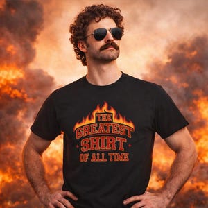 The Greatest Shirt of All Time T-Shirt | Lustiges Fun Shirt mit Flammen GOAT Spruch | Humor Bestes Statement Streetwear Geschenk für Ihn