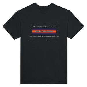 Könnte beinhalten: Schwarzes T-Shirt mit einem grafischen Design mit dem Text "ECHO OF THE UNIVERSE" in Orange und Rot, mit zusätzlichem Text und einem Sternenhintergrund. Das Shirt enthält auch den Text "CBMR - Cosmic Microwave Background Radiation".