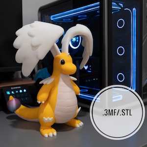 Puede incluir: Una figura de Dragonite impresa en 3D, amarilla y blanca, con detalles azules. La figura tiene grandes alas blancas y una estructura curva en forma de cuerno. Está sobre una superficie gris, con un ordenador y un teclado al fondo. La imagen incluye el texto ".3MF/.STL".