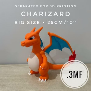 Könnte beinhalten: Eine orangefarbene Charizard-Figur mit blauen Flügeln und einem roten Schwanz. Die Figur ist 25 cm groß und trägt die Aufschrift "Big Size". Der Text auf dem Bild lautet "Getrennt für den 3D-Druck".