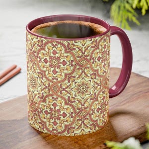 Taza con diseño de alfombra persa estilo boho y detalles de arte geométrico en azulejos.