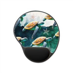 Pode incluir: Tapete de rato ergonómico com um design em aquarela de tartarugas marinhas nadando entre estrelas do mar. As tartarugas têm cascos castanhos e verdes com barbatanas azuis estampadas. O fundo é uma mistura de azul e branco.