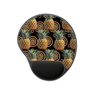 Può includere: Tappetino per mouse ergonomico con poggiapolsi nero. Il tappetino presenta un motivo ripetuto di ananas su sfondo nero con disegni a spirale dorati. Gli ananas sono gialli e verdi.