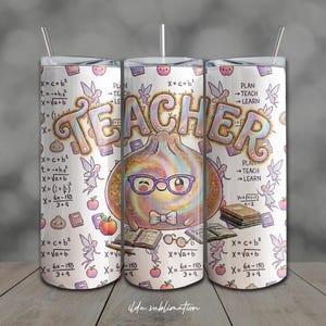 以下が含まれることがあります： ストロー付きの白い円筒形タンブラーで、虹色に輝く文字で「TEACHER」と書かれています。デザインには数学の方程式、小さな妖精、リンゴ、本、そして中央にメガネをかけた虹色の餃子のキャラクターが描かれています。