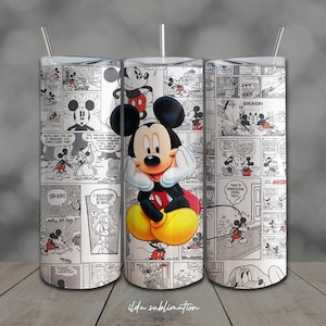 Puede incluir: Un vaso blanco con un diseño de cómic que presenta ilustraciones de Mickey Mouse. La imagen central muestra a Mickey Mouse con su atuendo clásico, con pantalones cortos rojos, zapatos amarillos y guantes blancos. El vaso incluye una pajita plateada.
