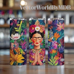 以下が含まれることがあります： 鮮やかな花の模様とフリーダ・カーロの肖像画が描かれたステンレス製のタンブラー3つ。タンブラーには、色とりどりの花と葉が描かれており、上部には「VectorWorldByMDB」の文字があります。