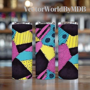 Op de afbeelding: Drie roestvrijstalen bekers met een kleurrijk patchwork-ontwerp. Het ontwerp heeft zwarte, gele, roze en turquoise patches met gestikte details. De bekers zijn cilindrisch en hebben een doorzichtige bovenkant.