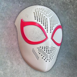 Pode incluir: Máscara de Homem-Aranha de plástico branco com um design de aranha vermelho e uma malha cobrindo os olhos.