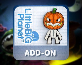 Puede incluir: Un pin de esmalte de LittleBig Planet que muestra un personaje con cabeza de calabaza y un cuerpo blanco cosido con una cremallera en la parte delantera. El pin se presenta en una tarjeta cuadrada con patrón de cuadrícula y el texto ADD-ON.