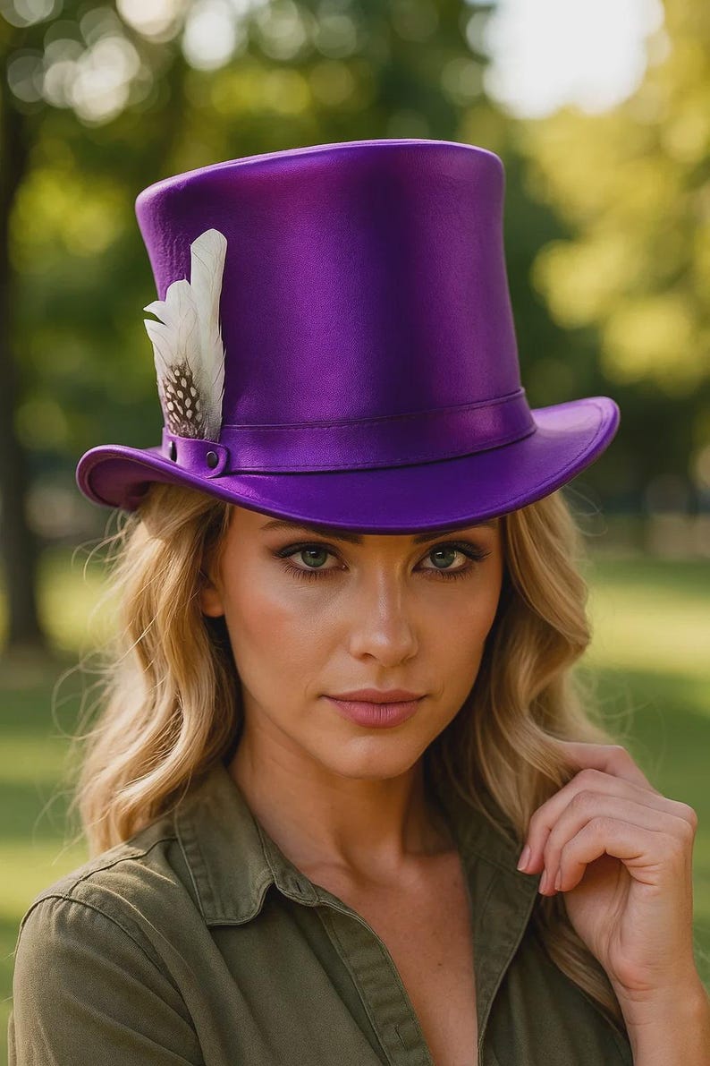Pode incluir: Um chap&eacute;u de copa roxo vibrante com aba a condizer e uma pena branca decorativa. O chap&eacute;u &eacute; um acess&oacute;rio marcante, perfeito para fantasias ou eventos especiais. A cor do chap&eacute;u &eacute; um tom profundo e rico de roxo.