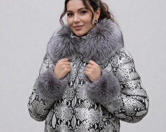 Damen-Echtleder-Pufferjacke mit Schlangenprägung aus echtem Fuchspelz