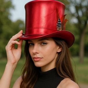 Röd steampunk-hatt i konstläder med fjäder, gotisk viktoriansk cosplayhatt