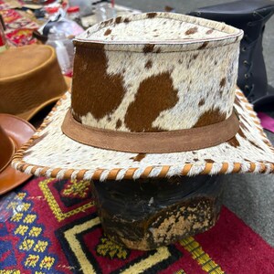 Handgjord hög hatt i kohud: Western Steampunk-hatt med hår på skinn bild 5