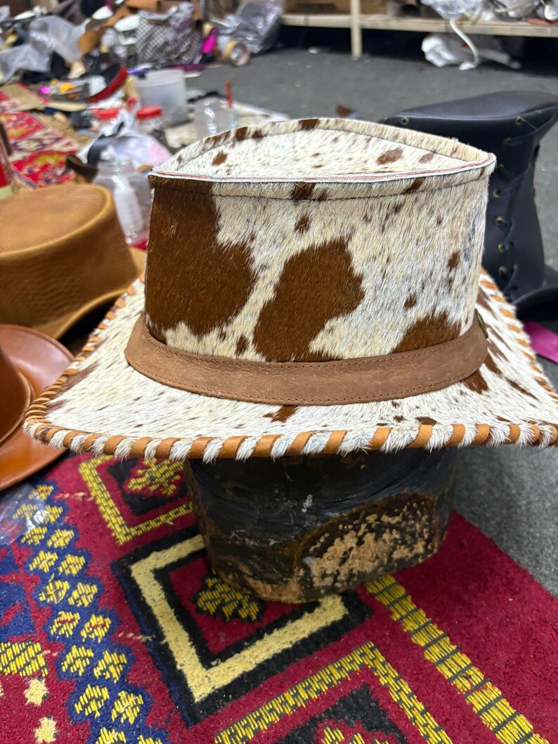 Handgjord hög hatt i kohud: Western Steampunk-hatt med hår på skinn bild 5