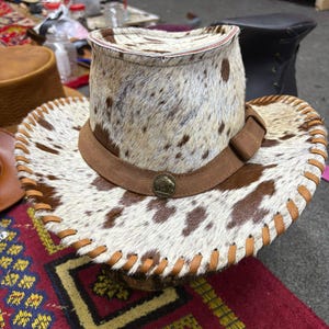 Handgjord hög hatt i kohud: Western Steampunk-hatt med hår på skinn bild 2