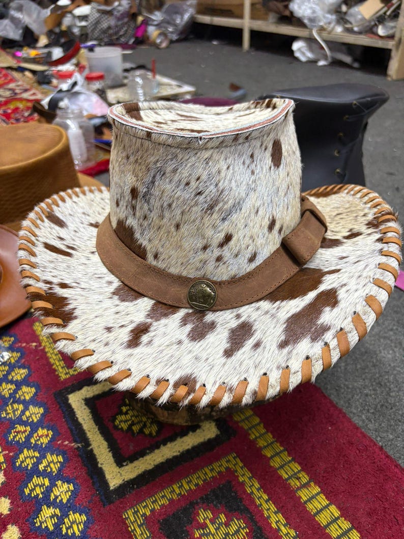 Handgjord hög hatt i kohud: Western Steampunk-hatt med hår på skinn bild 2
