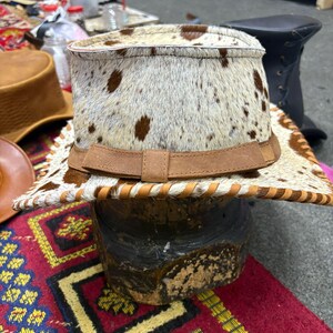 Handgjord hög hatt i kohud: Western Steampunk-hatt med hår på skinn bild 3