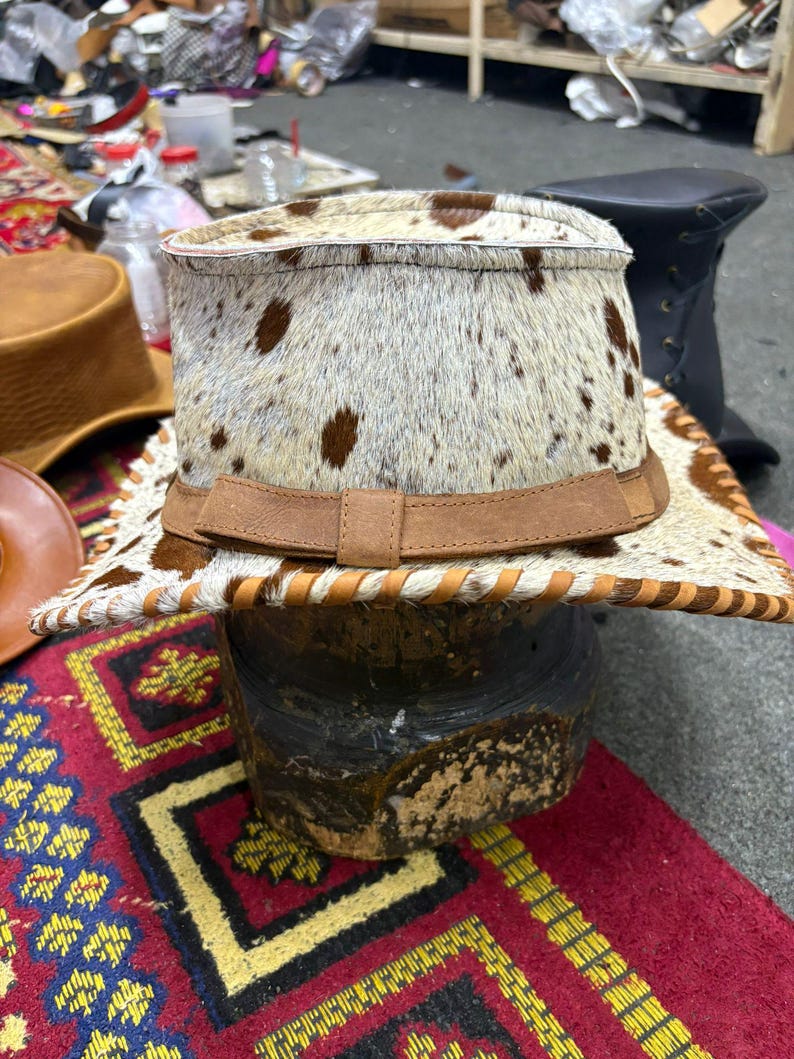 Handgjord hög hatt i kohud: Western Steampunk-hatt med hår på skinn bild 3