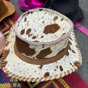 Handgjord hög hatt i kohud: Western Steampunk-hatt med hår på skinn bild 4