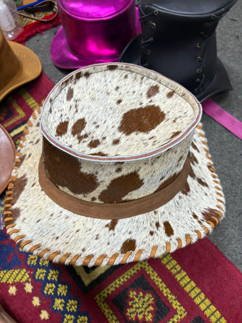 Handgjord hög hatt i kohud: Western Steampunk-hatt med hår på skinn bild 4