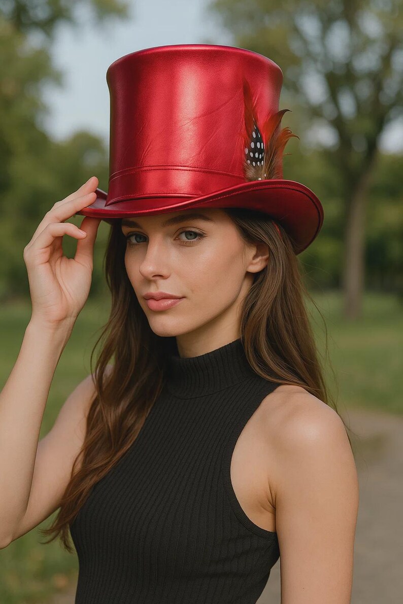 Pode incluir: Um chap&eacute;u de copa vermelho brilhante com um detalhe de pena. O chap&eacute;u tem uma copa alta cl&aacute;ssica e uma aba larga. A pena &eacute; uma mistura de castanho e preto. &Eacute; um acess&oacute;rio de moda.