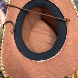 Handgjord hög hatt i kohud: Western Steampunk-hatt med hår på skinn bild 8
