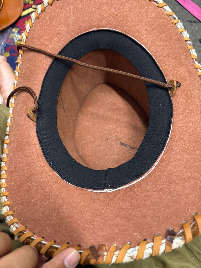 Handgjord hög hatt i kohud: Western Steampunk-hatt med hår på skinn bild 8