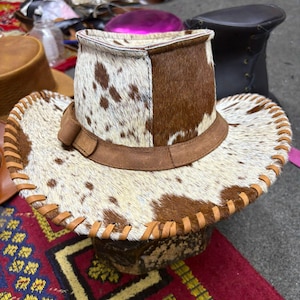 Handgjord hög hatt i kohud: Western Steampunk-hatt med hår på skinn bild 1