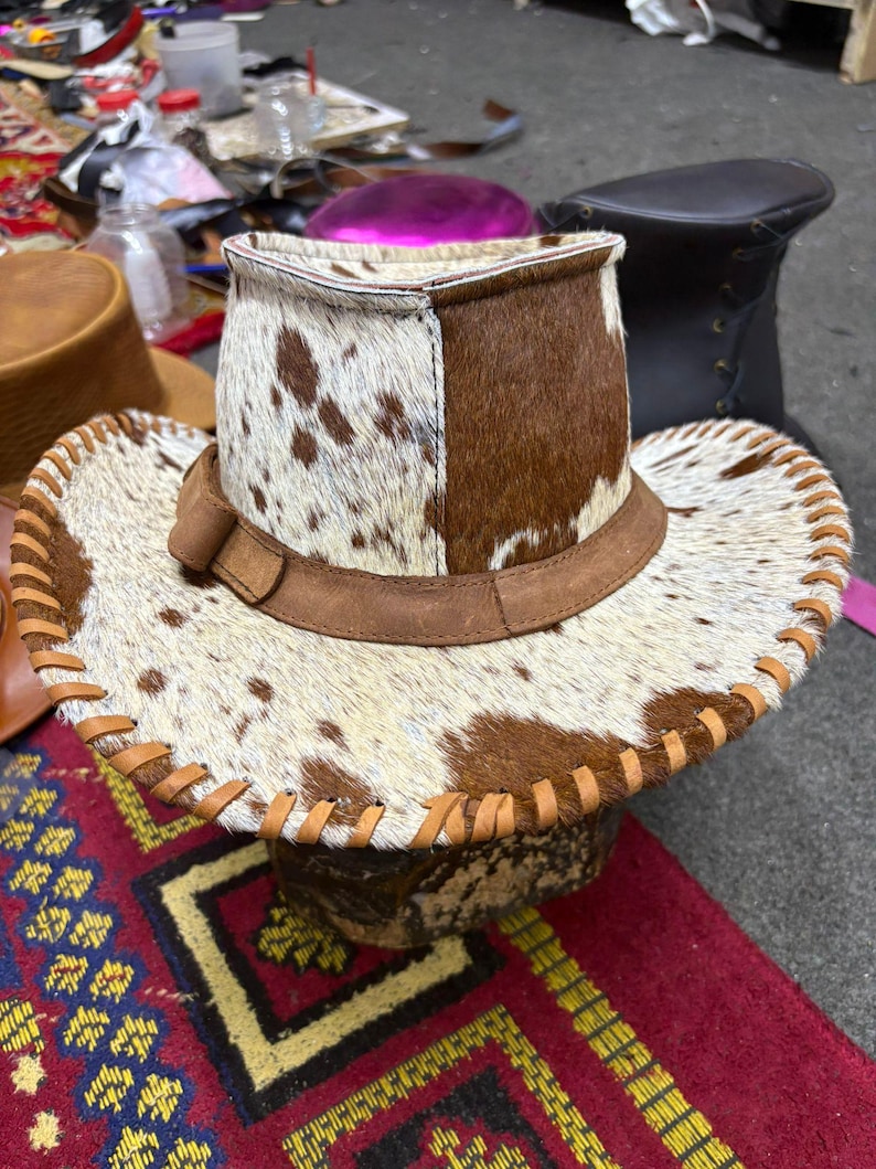 Handgjord hög hatt i kohud: Western Steampunk-hatt med hår på skinn bild 1