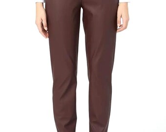 Die Premium-Lederhose für Damen passt bequem zu einem stilvollen minimalen ästhetischen Outfit