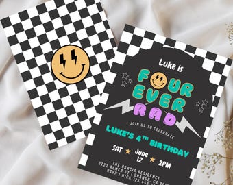 Puede incluir: Una invitación de cumpleaños a cuadros blanco y negro con fondo negro. El texto dice "Luke is Four Ever Rad" en letras de burbuja de colores. La invitación es para la fiesta de cumpleaños número 4 de Luke, el sábado 12 de junio a las 2 PM. La dirección y la información de RSVP están incluidas.