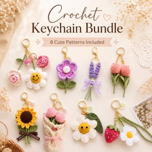 Puede incluir: Colección de llaveros de ganchillo hechos a mano con varios diseños florales, incluyendo rosas, margaritas, girasoles y tulipanes. Cada llavero presenta un anillo de metal dorado. El texto "Crochet Keychain Bundle" y "8 Cute Patterns Included" se muestra en la parte superior.