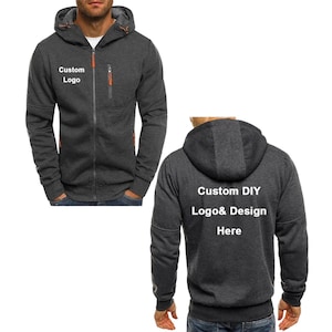 Könnte beinhalten: Anthrazitfarbener Kapuzenpullover mit Reißverschluss, Kapuze und orangefarbenen Reißverschlussdetails. Auf der Vorderseite des Hoodies steht "Custom Logo" und auf der Rückseite steht "Custom DIY Logo & Design Here".