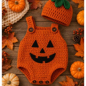 Peut inclure: Une barboteuse pour bébé en crochet orange vif ornée d'un visage de citrouille noir avec deux yeux triangulaires et une bouche dentelée, accompagnée d'un bonnet en crochet orange assorti surmonté de feuilles vertes en relief.