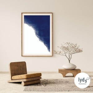 Pode incluir: Uma impressão de arte emoldurada com um design em aquarela azul marinho profundo sobre um fundo branco. A obra de arte é exibida em uma sala com uma cadeira de madeira, uma mesa pequena e uma planta decorativa. A impressão é rotulada como "lyds illustrations".