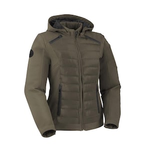 Könnte beinhalten: Olivgrüne Kapuzenjacke mit gesteppter Front und schwarzen Reißverschlüssen. Die Jacke hat einen durchgehenden Reißverschluss, einen kleinen schwarzen Aufnäher am linken Ärmel und ein Softshell-Außenmaterial. Für Outdoor-Aktivitäten konzipiert.