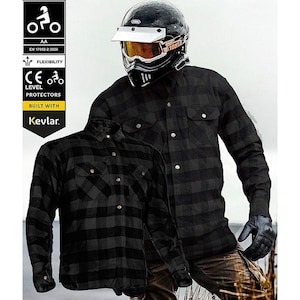 Peut inclure: Chemise à manches longues à carreaux noirs et gris avec un devant boutonné et deux poches poitrine. La chemise est fabriquée avec du Kevlar et possède des protections de niveau CE. AA EN 17092-2:2020