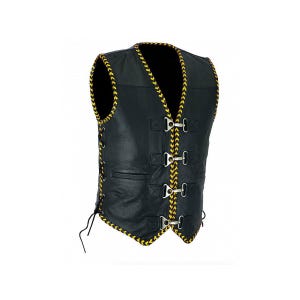 Op de afbeelding: Zwarte leren vest met gele gevlochten bies en zilveren gespen. Het vest heeft een V-hals, veter aan de zijkant en drie gespen aan de voorkant. Een klassiek motorvest.