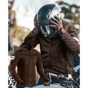 Könnte beinhalten: Braune Motorradjacke mit Kapuze und weißen Streifen am Arm. Die Jacke hat ein Steppmuster an Schultern und Ellbogen. Das Bild zeigt auch einen schwarzen Motorradhelm und braune Handschuhe.