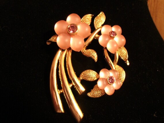 Vintage gold tone pink flower brooch - image 1