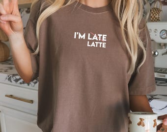 Camiseta "Llego tarde con café con leche": Camiseta para amantes del café con colores cómodos