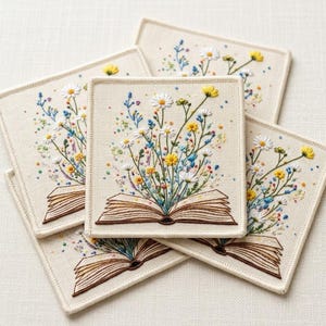 Könnte beinhalten: Ein Set aus drei Keramikbechern mit gesprenkelter, matter Oberfläche. Die Becher sind in Creme-, Hellbraun- und Dunkelbrauntönen gehalten. Jeder Becher hat ein schlichtes, minimalistisches Design.