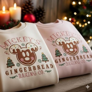 Felpa ricamata Mickey&#39;s Gingerbread Baking Co, maglietta natalizia Disneyland, maglietta coordinata Disneyland Trip, maglietta Disney Gingerbread