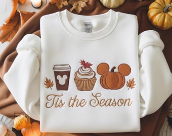 Felpa autunnale ricamata "Tis the Season", maglietta autunnale Disney, maglietta autunnale, maglietta con zucca Disney, maglietta autunnale di Topolino, maglietta con stagione delle zucche