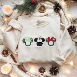 Gesticktes Disney Weihnachtskranz Sweatshirt, Mickey Urlaub Rundhalsausschnitt, Festliches Disney Shirt, Weihnachtskranz Ohren Shirt, Urlaub Disney Tee