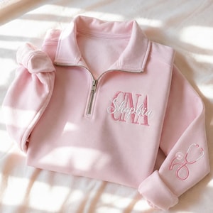 Personlig CNA-monogram med kvarts dragkedja, anpassad namn CNA-tröja med rund hals, broderad stetoskopärm, presenttröja för sjuksköterskor