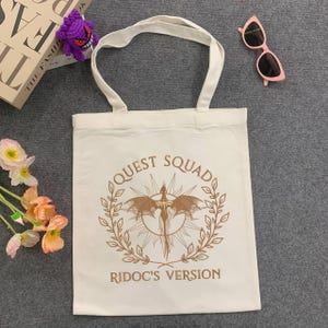 Sac fourre-tout brodé Basgiath War College, toile de la quatrième aile, quadrant cavaliers, cadeau Quest Squad, cavalier dragon de Ridoc, Fantasy livresques EBH032