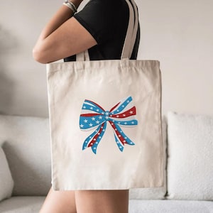 刺繍入り愛国的なリボントートバッグ。独立記念日やアメリカファンのための赤、白、青の星のリボン。キュートな独立記念日用トートバッグ。彼女へのギフトに。EBH089