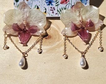 Brincos de resina com orquídeas verdadeiras: Presente botânico artesanal, brincos pendentes com pérolas.